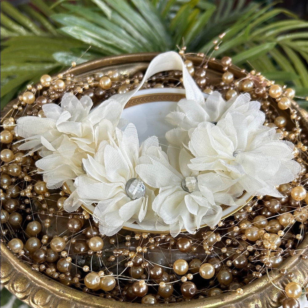 Cream Floral Hair Accessory - Picture 4 of 9
